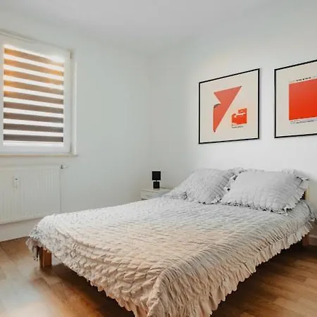 Apartment Tymienieckiego 16 F *