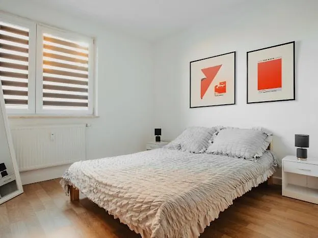 Apartment Tymienieckiego 16 F *